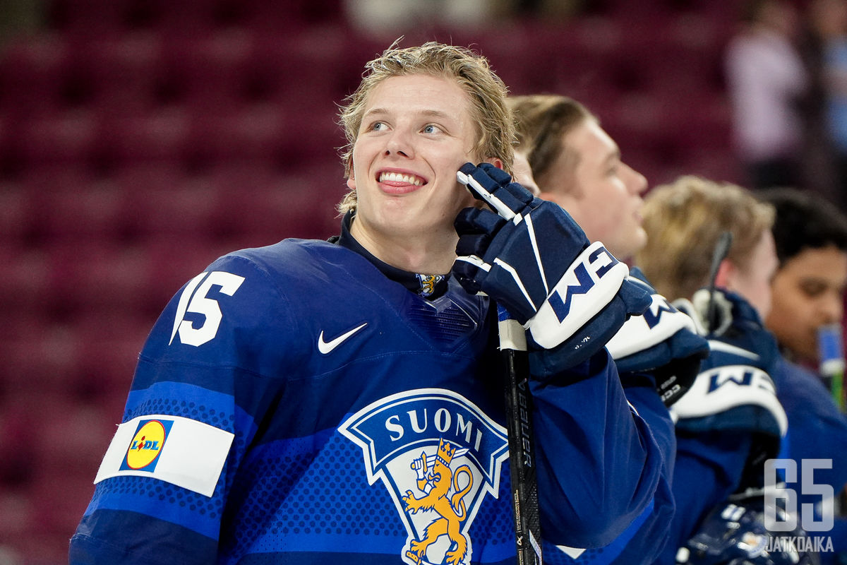 Koivu seuraa puolivälierää katsomosta.