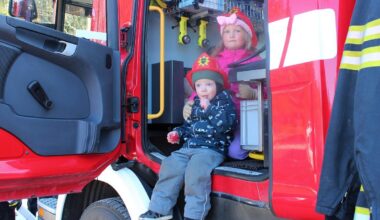 Elli ja Eino pääsivät istumaan paloautoon asianmukaiset kypärät päässään.