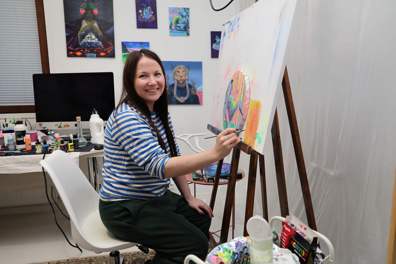 Lapsen saaminen inspiroi Kashichevaa kuvaamaan raskautta töissään. Tällä hetkellä työn alla onkin UV-maailella tehty raskautta korostava teos.