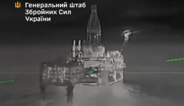 Ukrainan yleisesikunnan välittämä kuva iskusta porauslautalle. (Kuva Anton Heratshenkon X-tililtä)