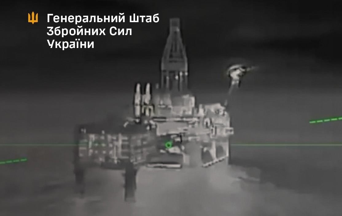 Ukrainan yleisesikunnan välittämä kuva iskusta porauslautalle. (Kuva Anton Heratshenkon X-tililtä)