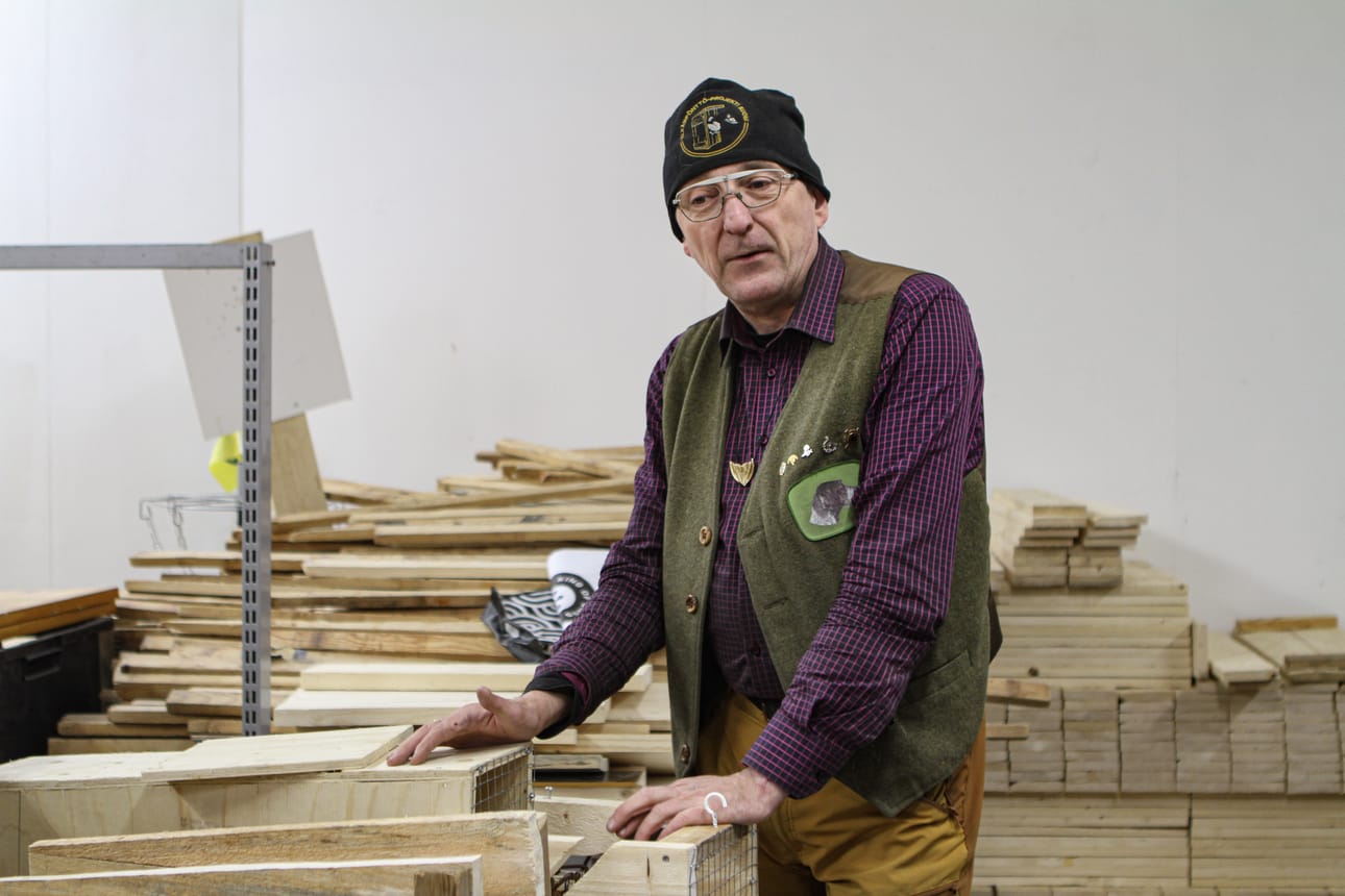 Risto Virtanen esittelee uutta minkkiloukkua