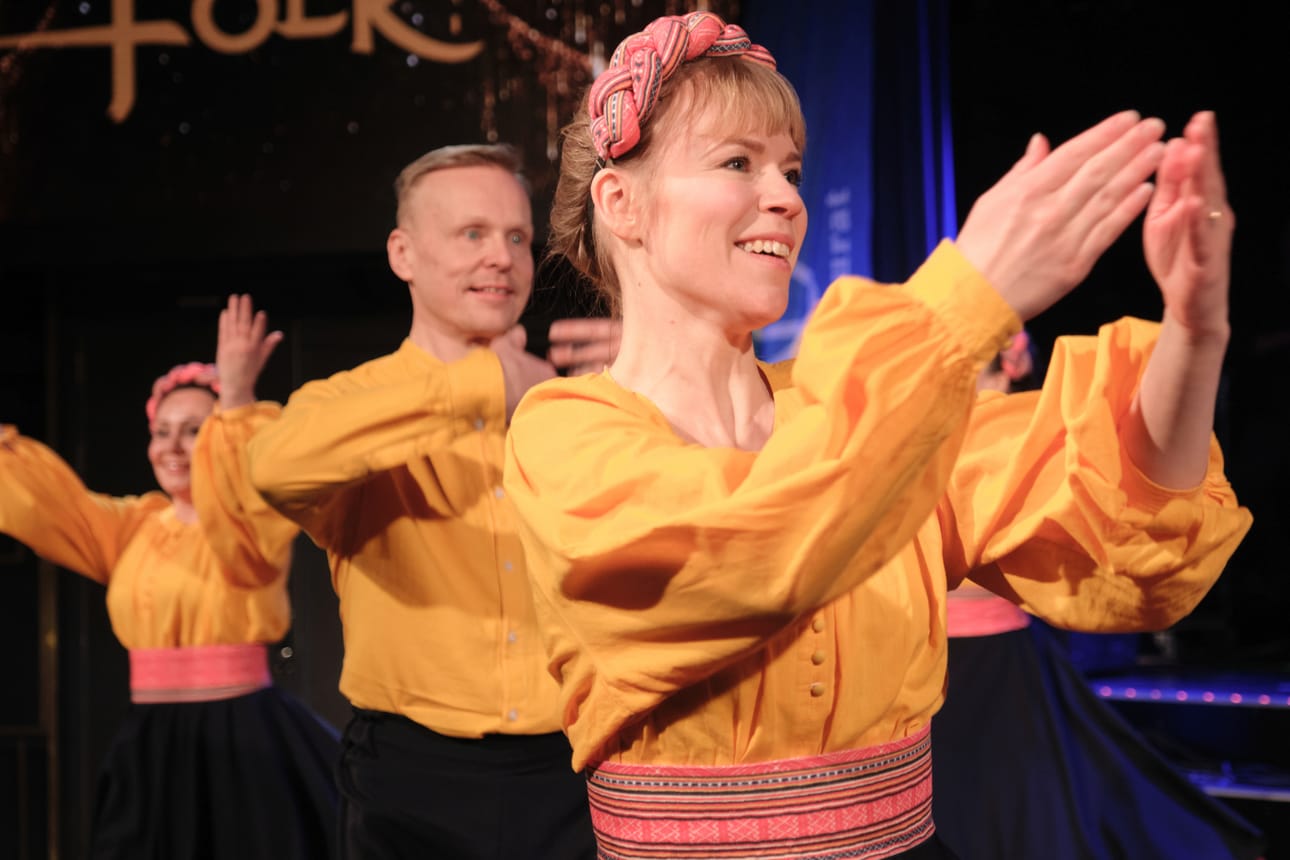 Folklandia on kansanmusiikin ja kansantanssin kansainvälinen 24 tunnin laivafestivaali, jossa nähtiin tänäkin vuonna mukavasti osallistujia myös lakeudelta. Kempeleläinen Marita Oja tanssi Raiton lisäksi Pähiöiden väreissä.