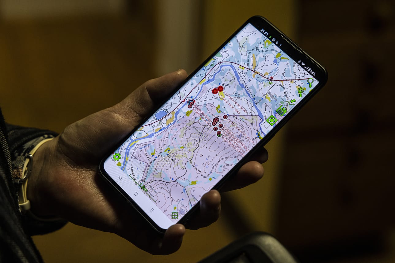 Ilmakehän häiriöt voivat vaikuttaa eri laitteisiin eritavoin. Parempi tarkkuus saadaan laitteilla, jotka käyttävät useampaa satelliittipaikannusjärjestelmää.