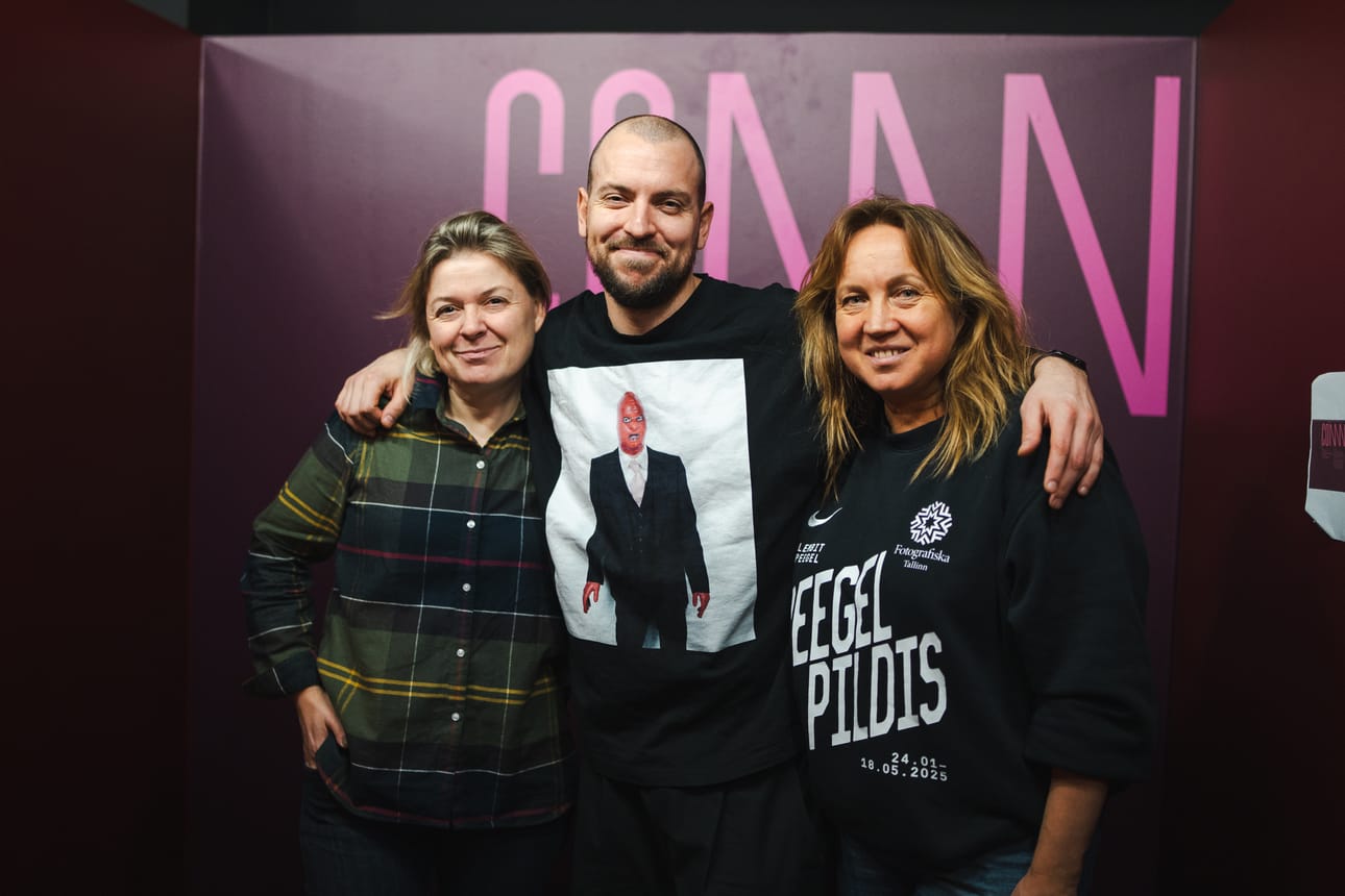 Fotografiska Tallinnan näyttelypäällikkö Maarja Loorents, brändijohtaja Jorven Viilik ja johtaja Margit Aasmäe halusivat näyttelyn liittyvän siihen, miten ihmiset toimivat toistensa kanssa.