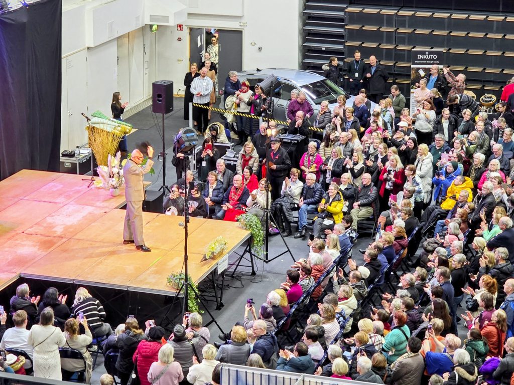 Muotinäytös ja hyväntekeväisyyshuutokauppa ovat Salon Messujen suosituimpia ohjelmanumeroita.