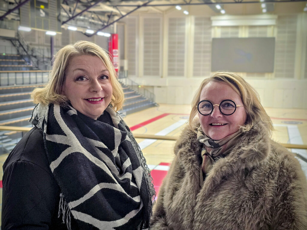 Myyntipäällikkö Sari Kullanmäki ja messukoordinaattori Päivi Virtanen toivottavat vieraat tervetulleeksi Salon Messuille Salohalliin.
