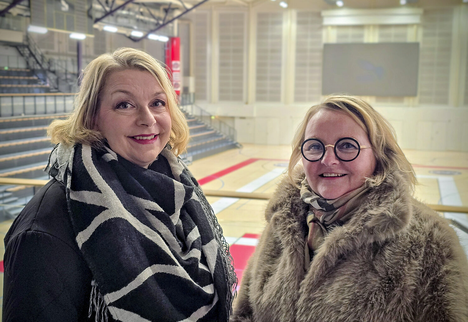 Myyntipäällikkö Sari Kullanmäki ja messukoordinaattori Päivi Virtanen toivottavat vieraat tervetulleeksi Salon Messuille Salohalliin.