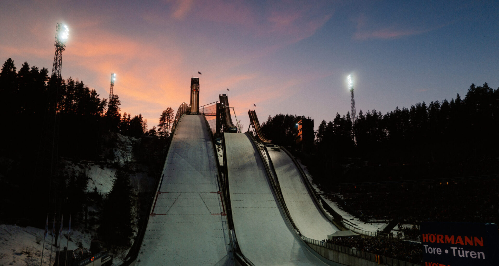Mäkihypyn ja yhdistetyn kotimaiset cupit kilpailtiin Lahdessa - Vidgren ja Heiskanen mäkicupin voittoihin