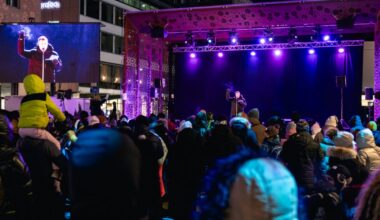 Lasten uusivuosi -tapahtuma Rotuaarilla, etualallayleisöä, taustalla Rotuaarin lava, jossa puhuja