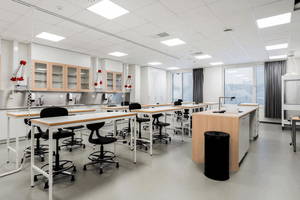 Pulpetteja luokkahuoneessa.