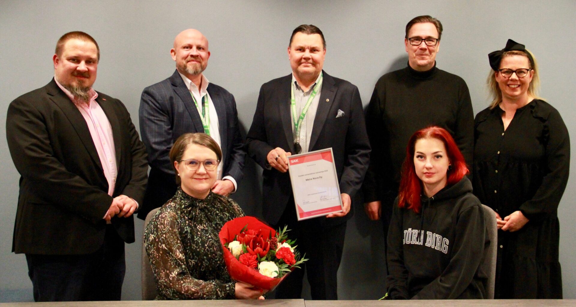 MeiraNovan henkilöitä ryhmäkuvassa.