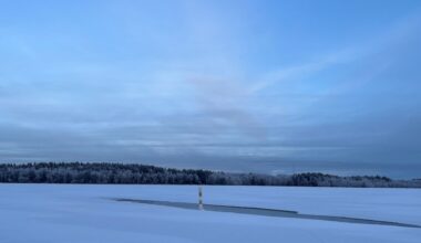 Pyykösjärven jäätä sekä rikkoontunutta jääpeitettä.