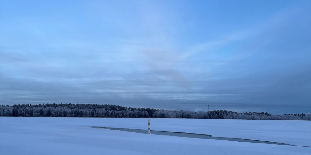 Pyykösjärven jäätä sekä rikkoontunutta jääpeitettä.