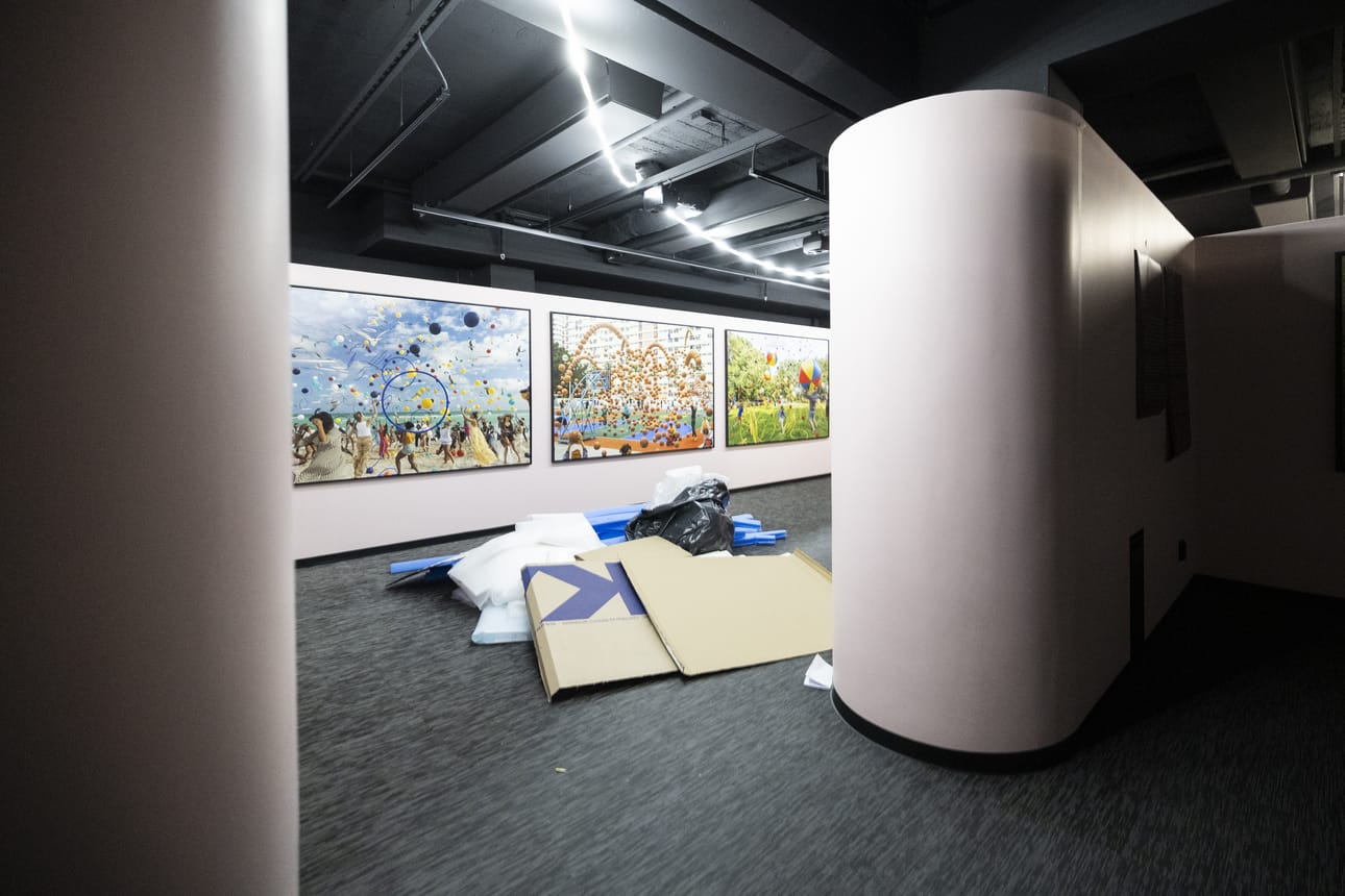 Tallinnan Fotografiskan näyttely Play on 17 taiteilijan ryhmänäyttely. Se avautuu Kauppakortteli Pekurin toisessa kerroksessa 14. tammikuuta. Arkistokuva on näyttelyn ripustuksesta joulukuun alkupuolelta.