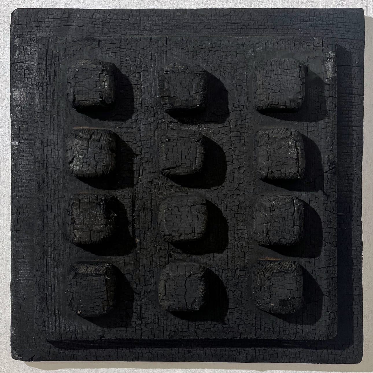 Poltettu, hiiltynyt puu on Ilmari Mäenpään teosten keskeinen materiaali.