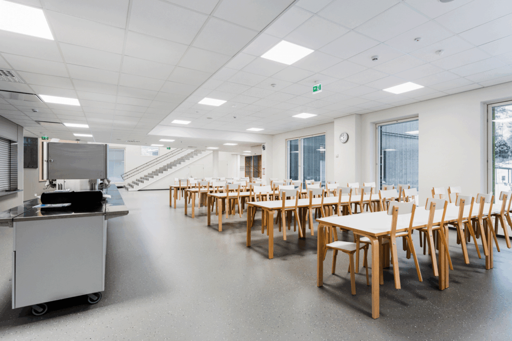 Pöytiä ja tuoleja ruokalassa.