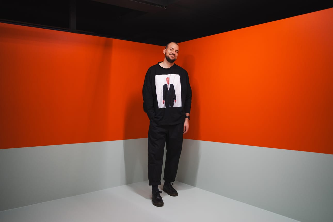 Tallinnan Fotografiska-taidekeskuksen brändijohtaja Jorven Viilik kävi ensi kertaa Oulussa Play-ryhmänäyttelyä työstäessään. ”Leikki tarkoittaa minulle sitä, että antaa itsensä tutkia ja löytää asioita. Silloin huomaa, kuinka kaikki liittyy yhteen.”