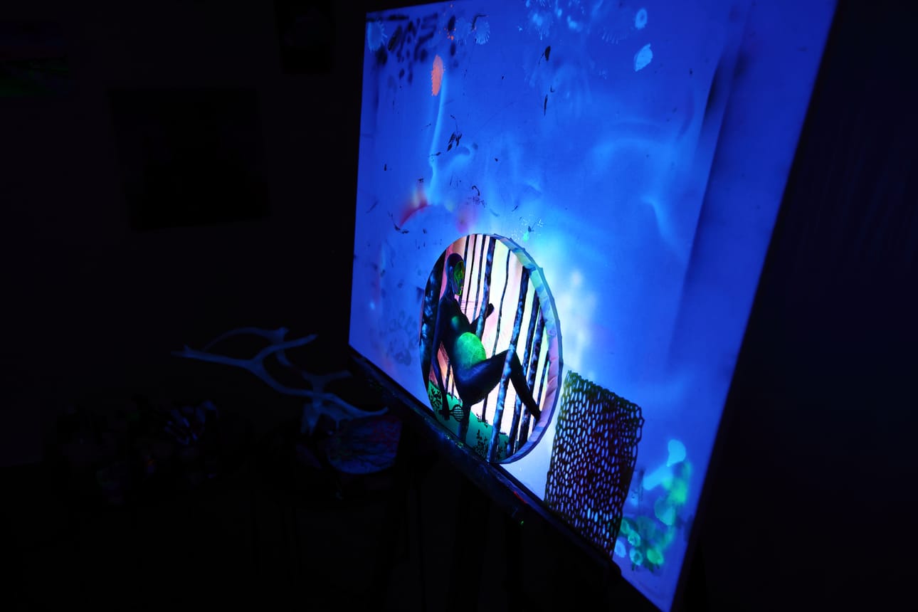 UV-maalaaminen ei ole helppoa, sillä lopputuloksen näkee vasta valot sammuttaessa.