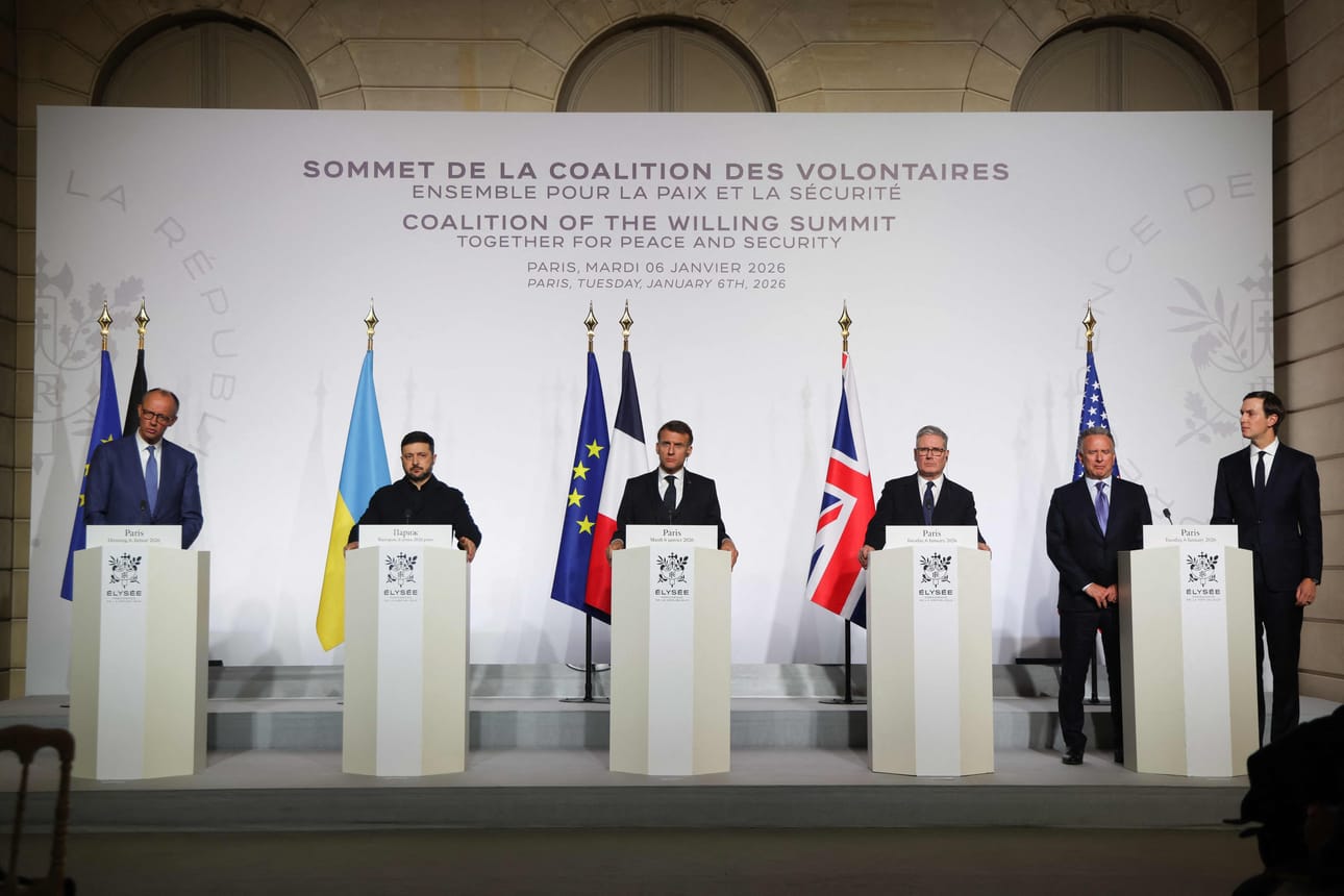 Lehdistötilaisuudessa nähtiin Saksan liittokansleri Friedrich Merz, Ukrainan presidentti Volodymyr Zelensky, Ranskan presidentti Emmanuel Macron, Britannian pääministeri Keir Starmer, Yhdysvaltain erikoislähettiläs Steve Witkoff ja Yhdysvaltain Jared Kushner.
