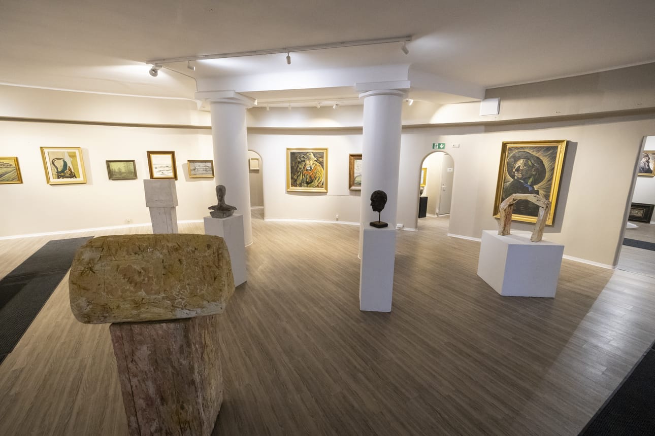 Art Gallery Finlandin uudessa näyttelyssä on esillä Kain Tapperin veistoksia ja Vilho Lammen maalauksia.