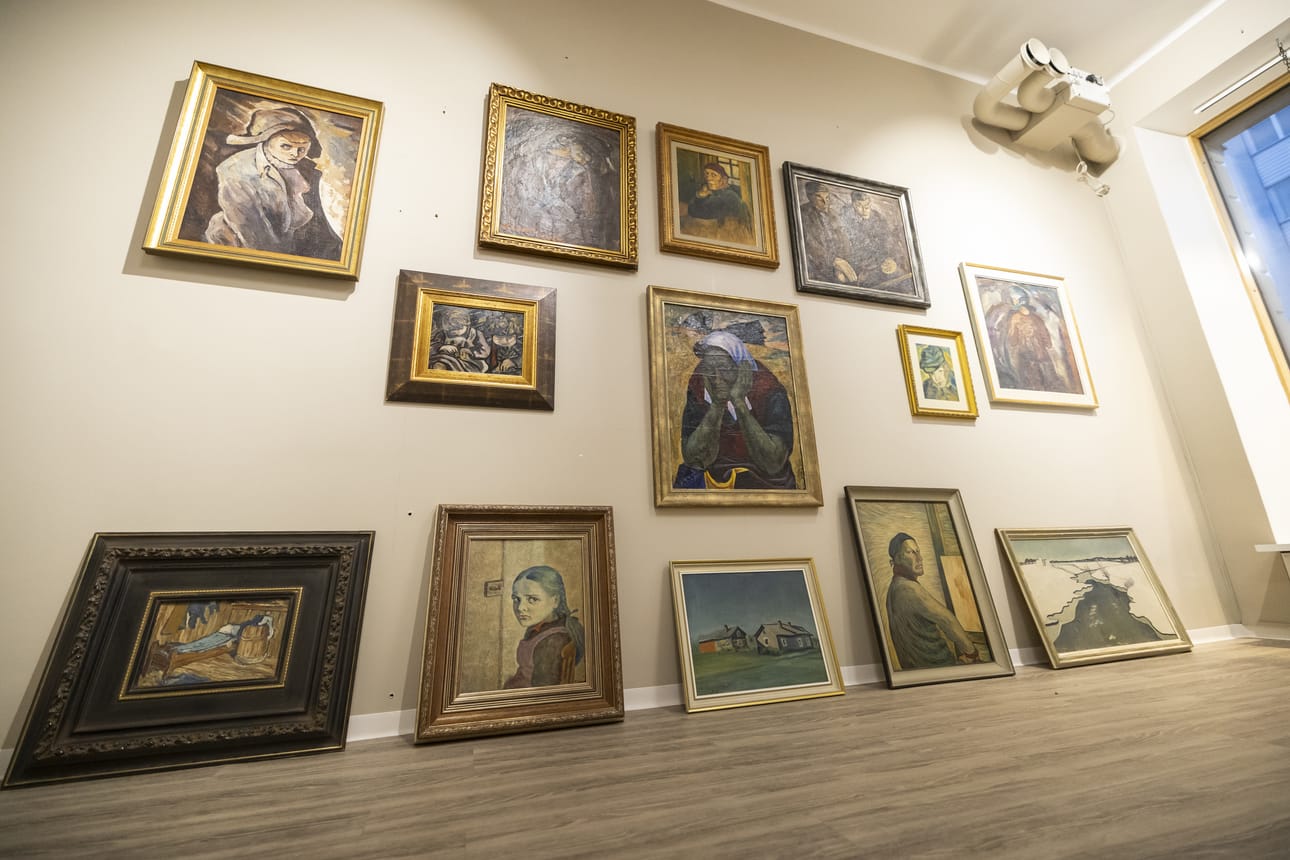 Vilho Lammen eri aikakauden omakuvia ja henkilökuvia on ripustettu yhdelle seinälle Art Gallery Finlandissa. Alarivissä toinen vasemmalta on Lammen Mököttävä tyttö -öljyvärimaalaus ja keskellä seinää on öljyvärimaalaus nimeltään Masennus. Vanhan rouvan ihon väri on lampimaiseen tapaan vihreä.