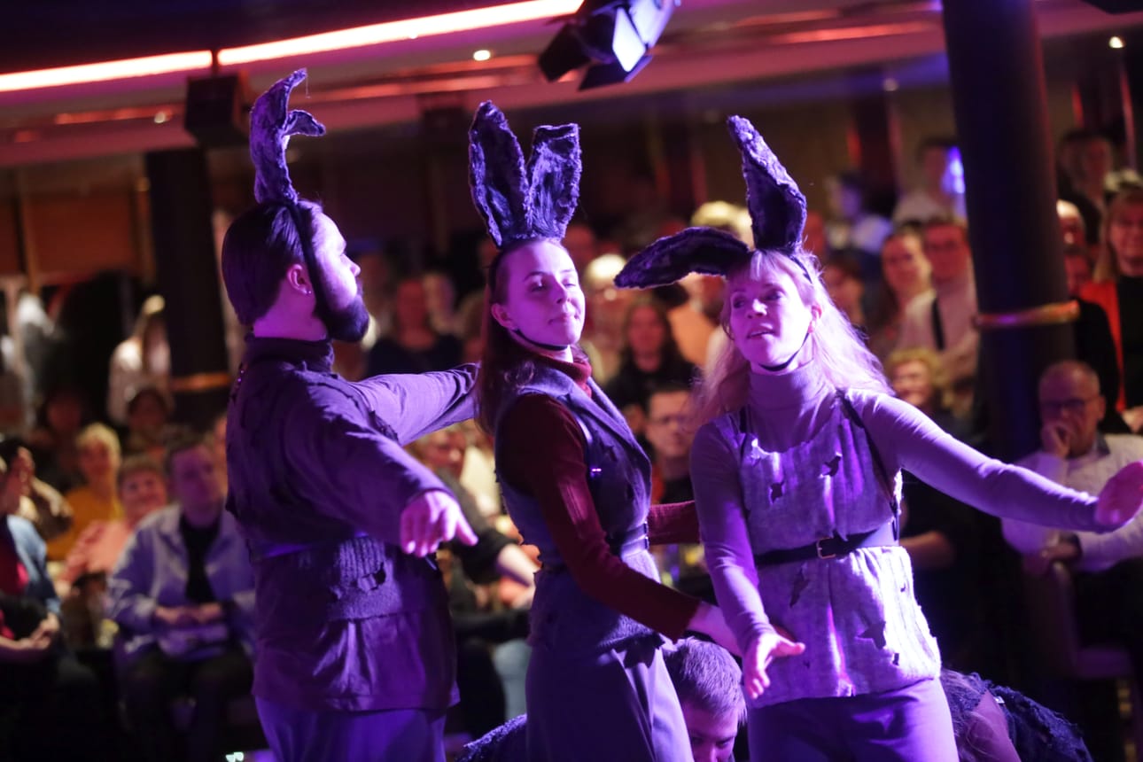 Oulunsalon Nuorisoseuran Raito toi lavalle ilmastonmuutoksen ja tanssijoillekin kasvoi rusakonkorvat.