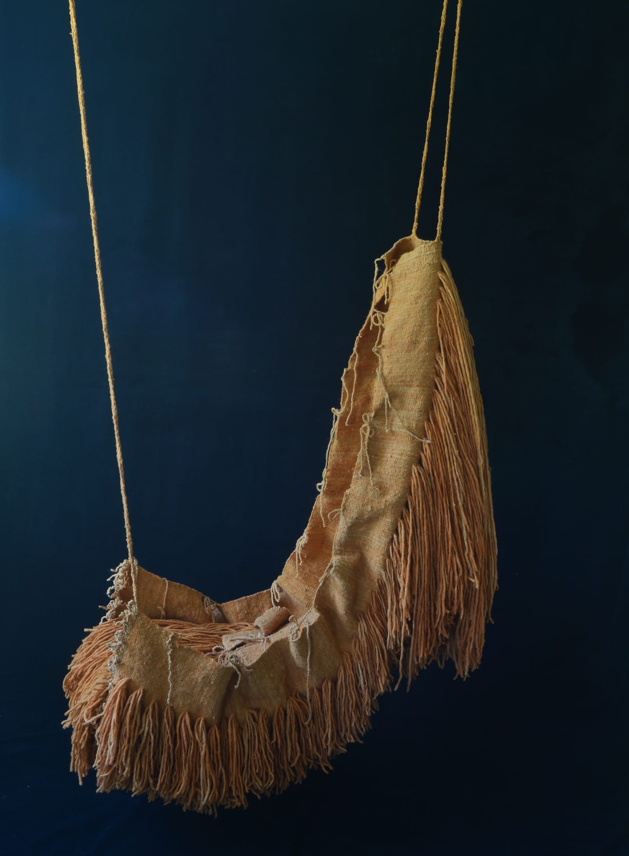 Charlotte Nielsenin teos Å hele (nro 3) on osa Eanangiella – Maan kieli -näyttelyä Oulun taidemuseossa 16.1. alkaen.