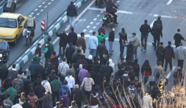 Trump varoittaa Yhdysvaltojen iskevän Iraniin, jos maassa kuolee lisää mielenosoittajia