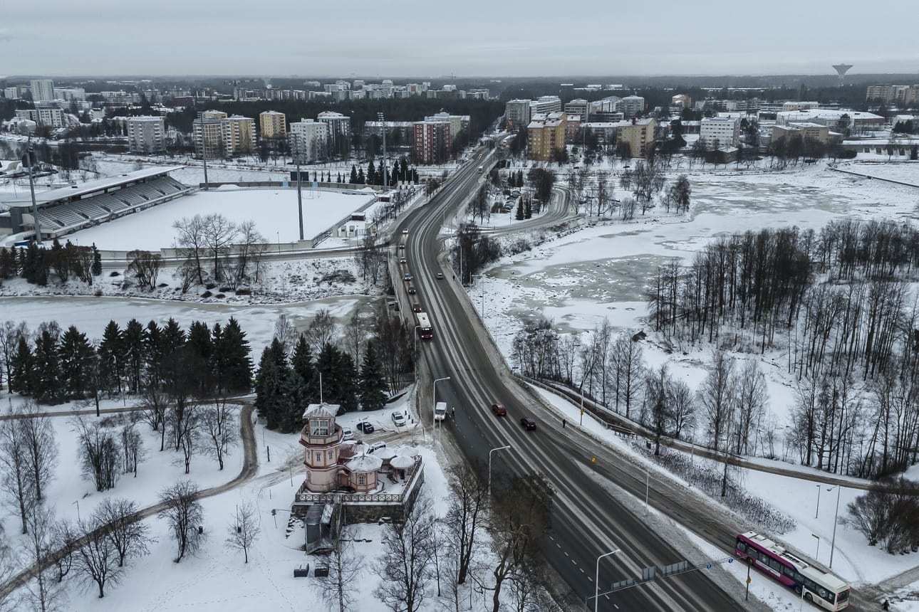 Alvar Aallon suunnitelman mukaisesti kanta-Oulun ja Tuiran toisiinsa yhdistävä pääväylä muodostaa ikään kuin puunrungon, josta haarautuu kolmelle saarelle oma saarta kiertävä oksistonsa. Kosken ylittävä liikenne soljuu risteyksetöntä runkoa pitkin katkeamattomana suiston yli.