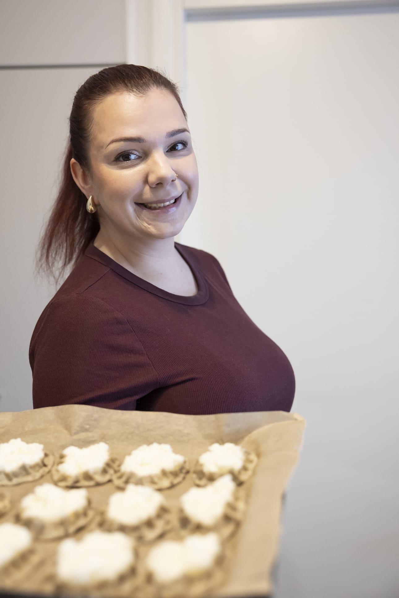 Haastattelupäivänä Suikkanen laittoi pellillisen riisipiirakoita.