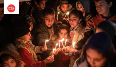 Lapset pitelivät käsissään toiveitaan ja unelmiaan uudelle vuodelle edustavia kynttilöitä ja banderolleja Gazan kaupungissa uudenvuodenaattona.