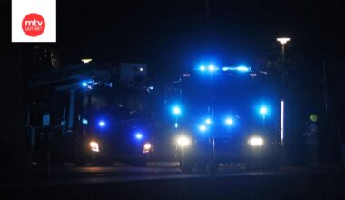 Varsinais-Suomen pelastuslaitos sai ilmoituksen Aurassa Turuntiellä syttyneestä suuresta rakennuspalosta tiistai-iltana kello kymmenen jälkeen.