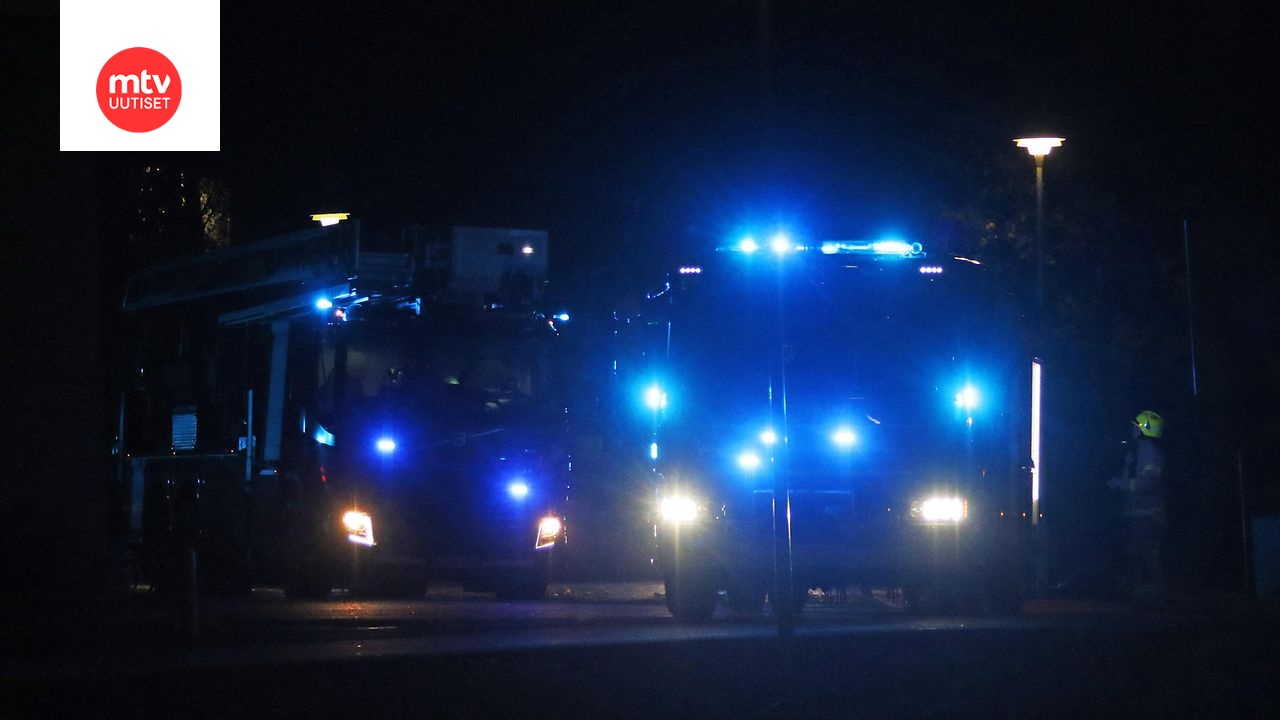 Varsinais-Suomen pelastuslaitos sai ilmoituksen Aurassa Turuntiellä syttyneestä suuresta rakennuspalosta tiistai-iltana kello kymmenen jälkeen.