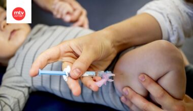 Kuvassa vauva saa rokotuksen RS-virusta vastaan.