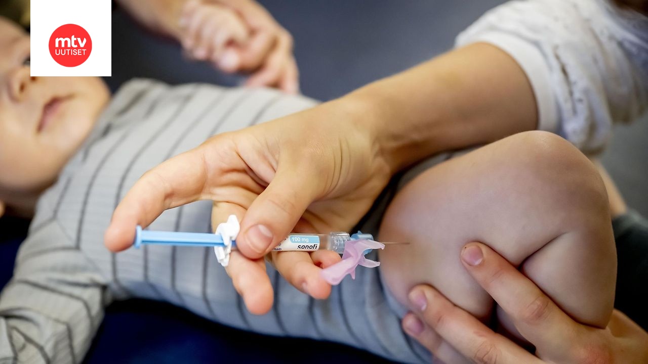 Kuvassa vauva saa rokotuksen RS-virusta vastaan.