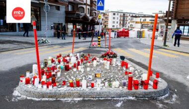 Palossa kuolleiden uhrien muistoksi tuotuja kynttilöitä.