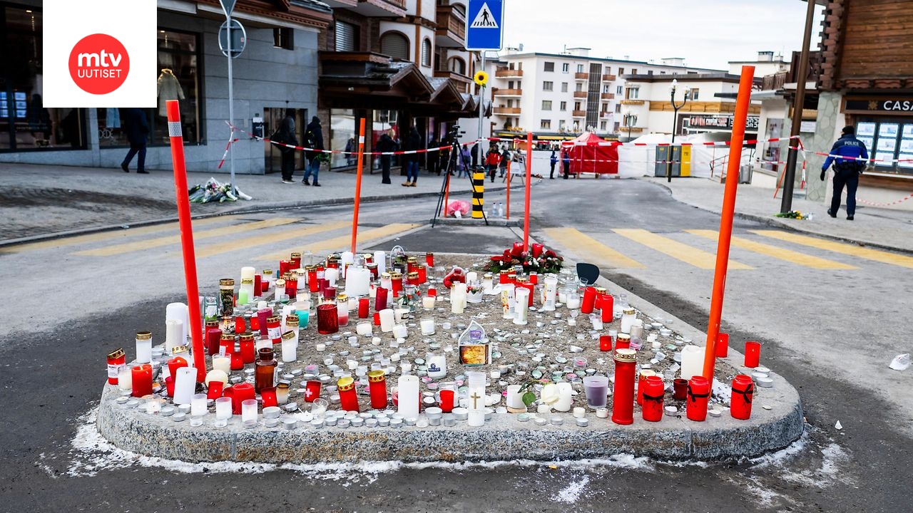 Palossa kuolleiden uhrien muistoksi tuotuja kynttilöitä.