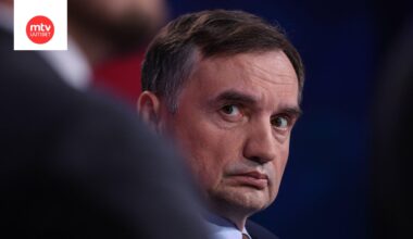 Puolan entistä oikeusministeriä  Zbigniew Ziobroa syytetään kotimaassaan julkisten varojen väärinkäytöstä.