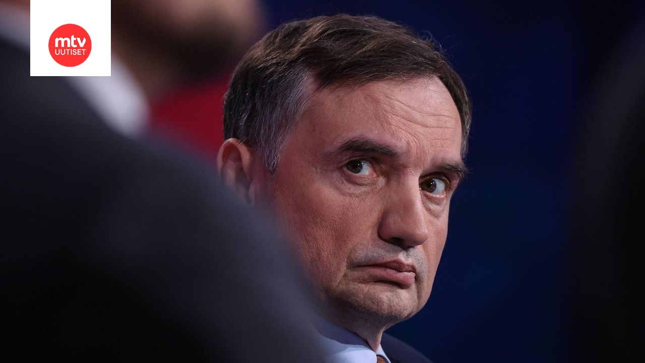 Puolan entistä oikeusministeriä  Zbigniew Ziobroa syytetään kotimaassaan julkisten varojen väärinkäytöstä.