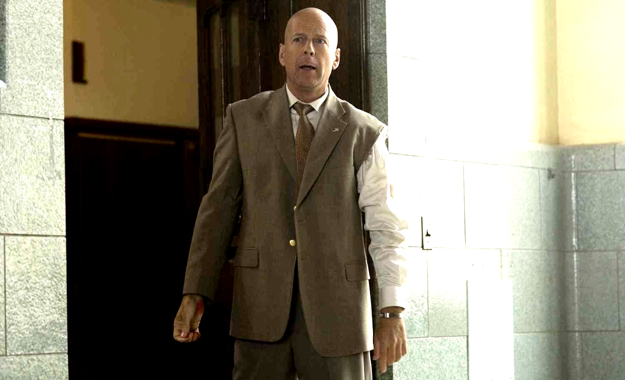 Nyt ilmaiskatselussa: Teinitoimittaja ratkoo outoa koulumysteeriä – räväkkänä rehtorina Bruce Willis