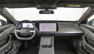 Isot kosketusnäytöt autoissa ovat vaarallisia – mitä ongelmalle voi tehdä?