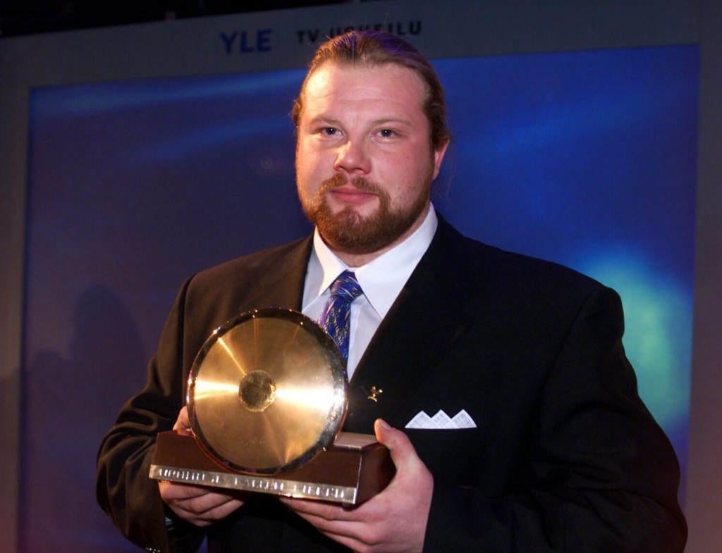 Arsi Harju pokkasi Kultaisen kiekon kuulantyönnön olympiakullallaan. Samana vuonna rautapalloa yli 22 metriä pukannut Mika Halvari jäi äänestyksessä ilman ensimmäistäkään pistettä.