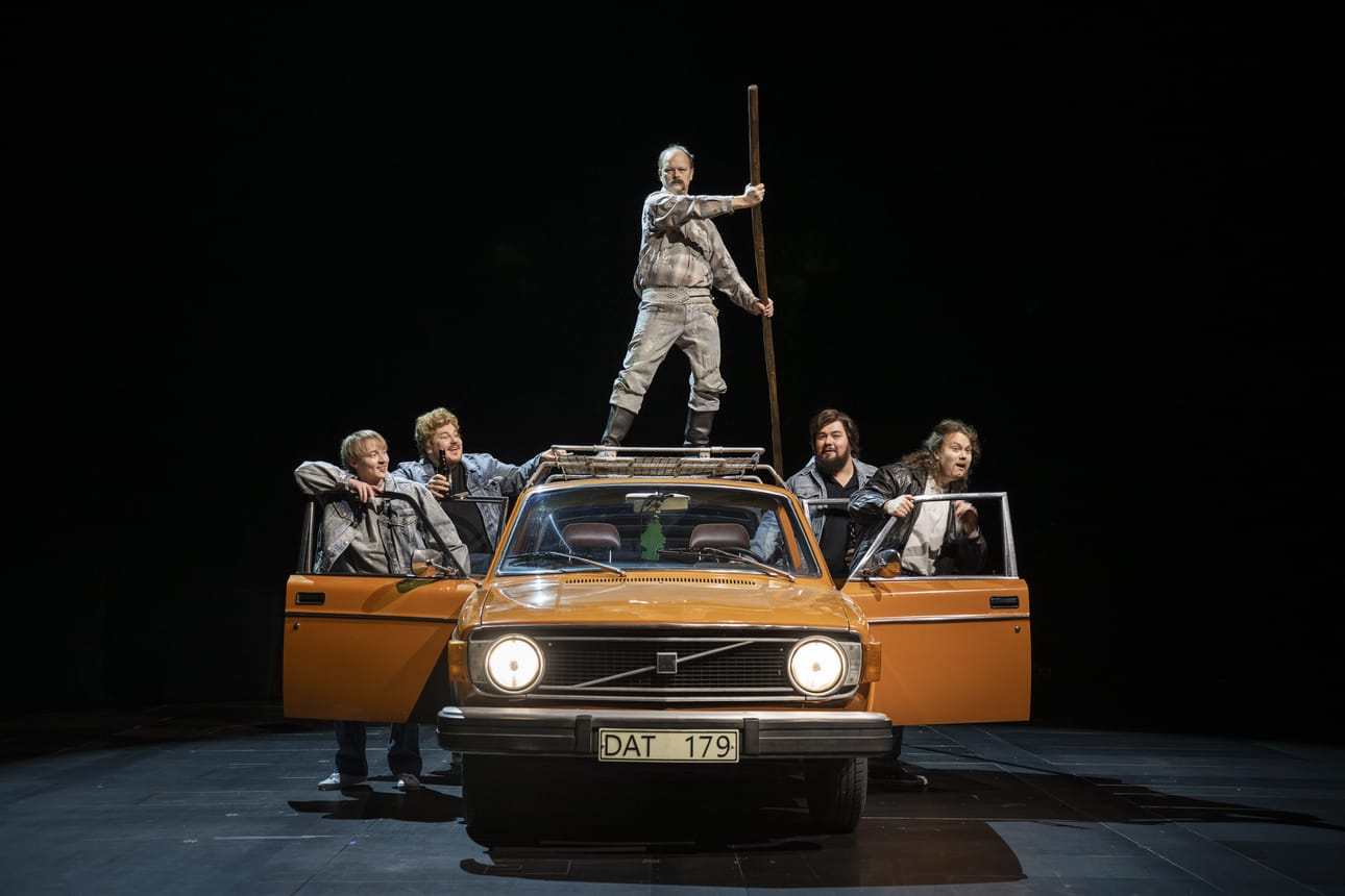 Ovllá-ooppera kurvaa Oulun teatterin suurelle näyttämölle 16.1. ja siitä on yhteensä 20 esitystä. Kuvassa esiintyjät Emil Kárlsen (vas.), Aki Saarela, Ánndaris/ Anders Rimpi, Martin Iivarinen ja Ville Hummastenniemi. Oopperan libreton on kirjoittanut Juho-Sire/ Siri Broch Johansen.