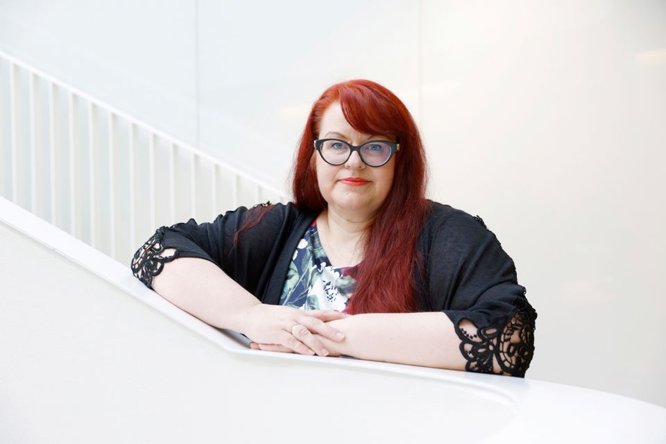 Raskas lumikuorma voi vaurioittaa kattorakenteita – asiantuntijoiden vinkit turvalliseen lumenpudotukseen