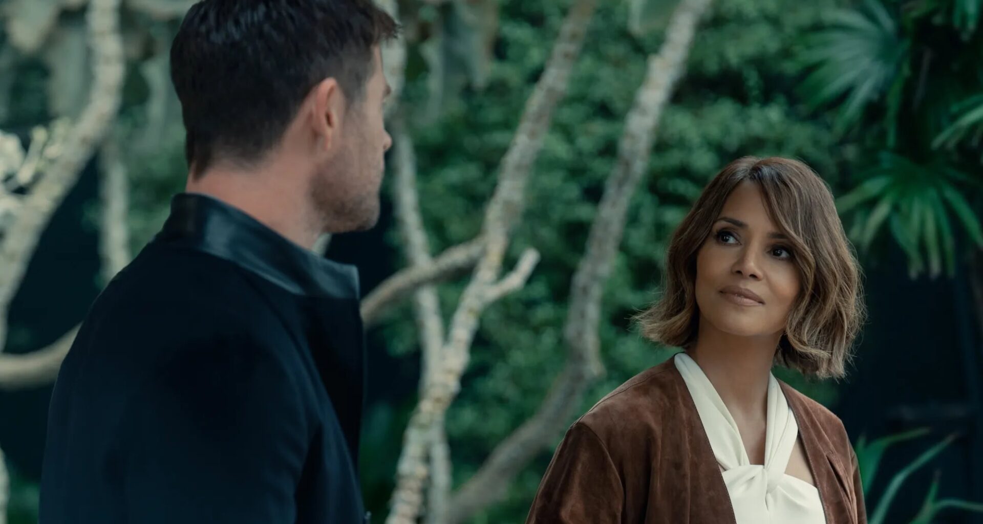 Halle Berry ja Chris Hemsworth tähdittävät rikosjännäriä – katso Crime 101:n traileri