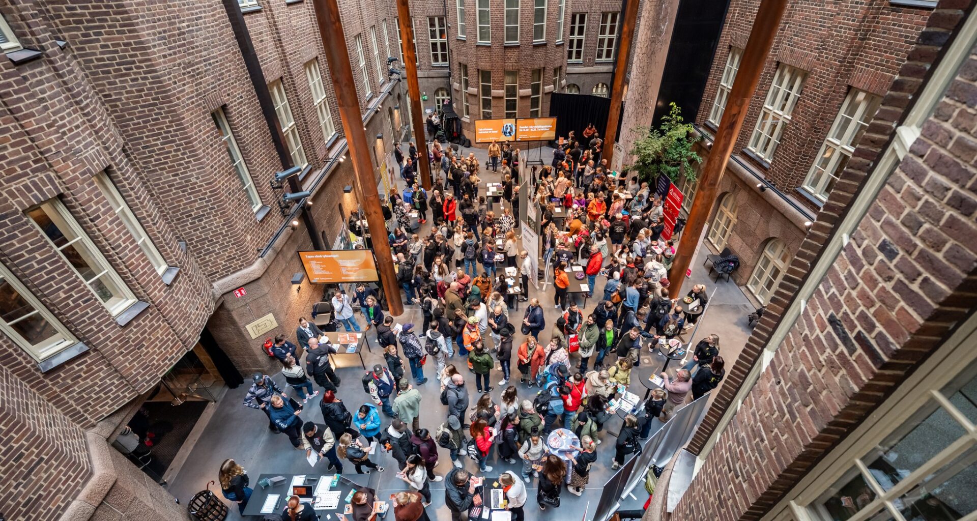 Kaksi Duuniin!-kesätyötapahtumaa kaupungintalon sisäpihalla - Lahti