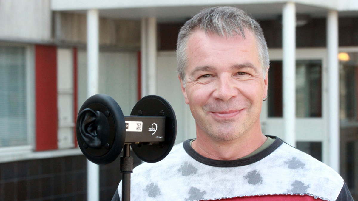 Ruttopuiston todistajat -audiodraaman äänisuunnittelusta vastasi Niko Ingman. Kuvassa Ingman pitää kädessään niin kutsuttua korvamikkiä, jonka avulla kuulijalle saadaan luotua vahva tilan tuntu. Kuva: Yle