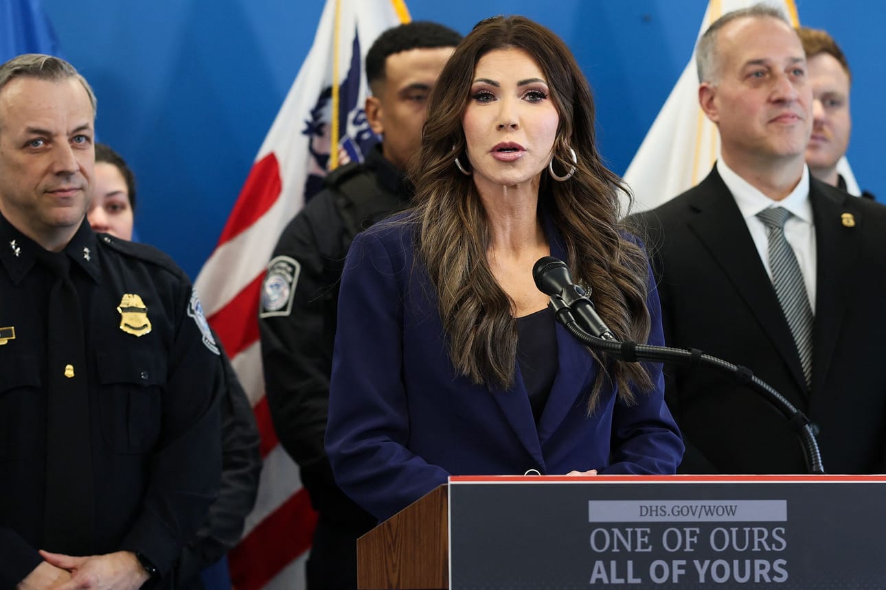Donald Trumpin hallinto sanoo tukevansa maahanmuuttopoliisia. Kuvassa Yhdysvaltain sisäisen turvallisuuden ministeri Kristi Noem lehdistötilaisuudessa torstaina.