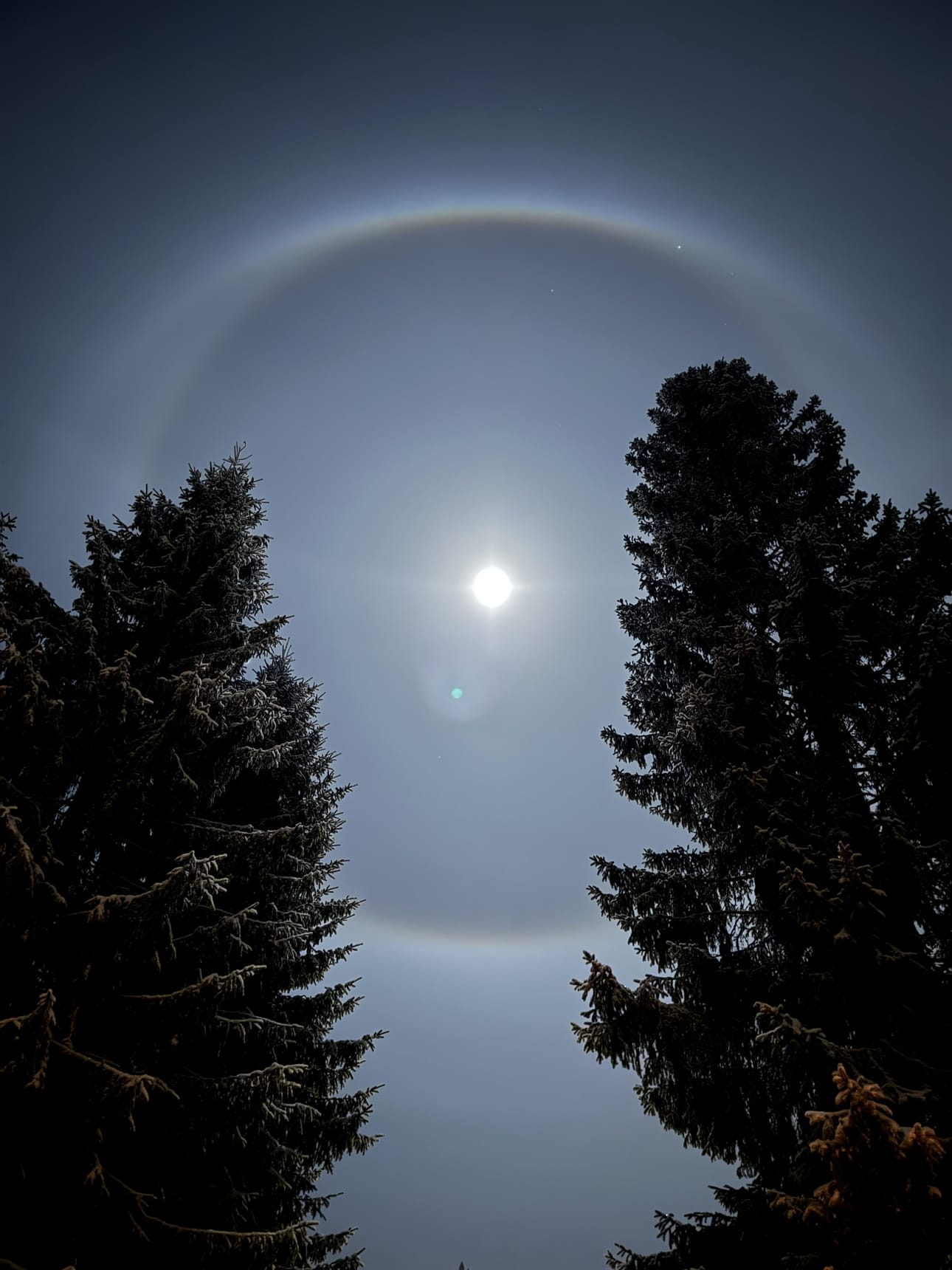 Kuun halo näkyi Jäälissä perjantaina myöhään illalla.